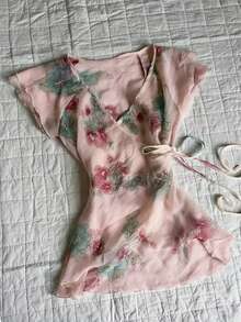 SHEIN 女款春夏新款花卉印花V領蝴蝶結腰部荷葉袖上衣 - 粉色 - 查看 3