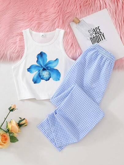 Bộ đồ mặc nhà thoải mái 2 món cho bé gái: áo ba lỗ gân màu xanh dương in hoa và quần dài kẻ caro xanh trắng.