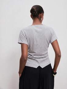 ATUI Studio 夏季新款灰色华夫格圆领短袖T恤，侧边褶裥和不规则下摆设计，通勤休闲皆宜，百搭显瘦。 - 灰色 - 查看 5