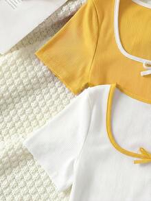 SHEIN Set de 2 camisetas de manga corta con cuello en U, fruncido y decoración de lazo en color contrastante, cómodas y casuales para niñas preadolescentes - Amarillo - Ver 4