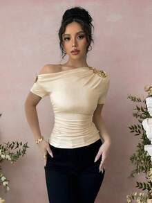 Rafferiza 女士优雅不对称领口3D玫瑰金金属装饰短袖T恤 - 杏色 - 查看 4