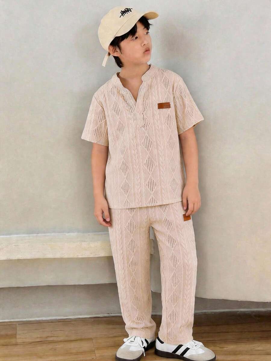 SHEIN 2件套儿童/青少年男童休闲日常舒适贴布徽章立领半拉链套头短袖衬衫和裤子针织套装 - 白色 - 查看 1