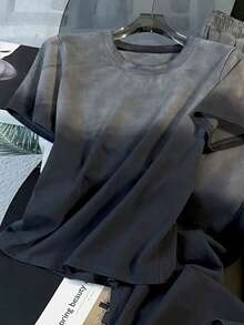 Camiseta de manga corta con cuello redondo de ajuste regular + Pantalones de pierna recta con bolsillos en diagonal - Gris - Ver 4