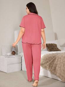 SHEIN Bộ đồ mặc nhà thoải mái 2 mảnh dành cho nữ cỡ lớn, chất liệu chiffon mềm mại, rủ nhẹ, họa tiết hoa màu hồng dưa hấu, kiểu dáng cổ điển, cổ bẻ, tay ngắn, có bèo nhún và xếp ly. - Màu Hồng  Dưa hấu - Xem 2