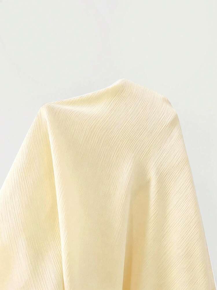 SHEIN Franclia 大码女式新款夏季优雅粉色雪纺衬衫，白色领子，宽松版型，短袖。适合夏季、嘉年华和假日场合。特点包括金属纽扣装饰、百搭款式、撞色领子、宽松版型、短袖和褶皱面料。毕业季服装、时尚休闲通勤装、商务办公服、百搭时尚日常休闲装、都市职业装。 - 杏色 - 查看 6