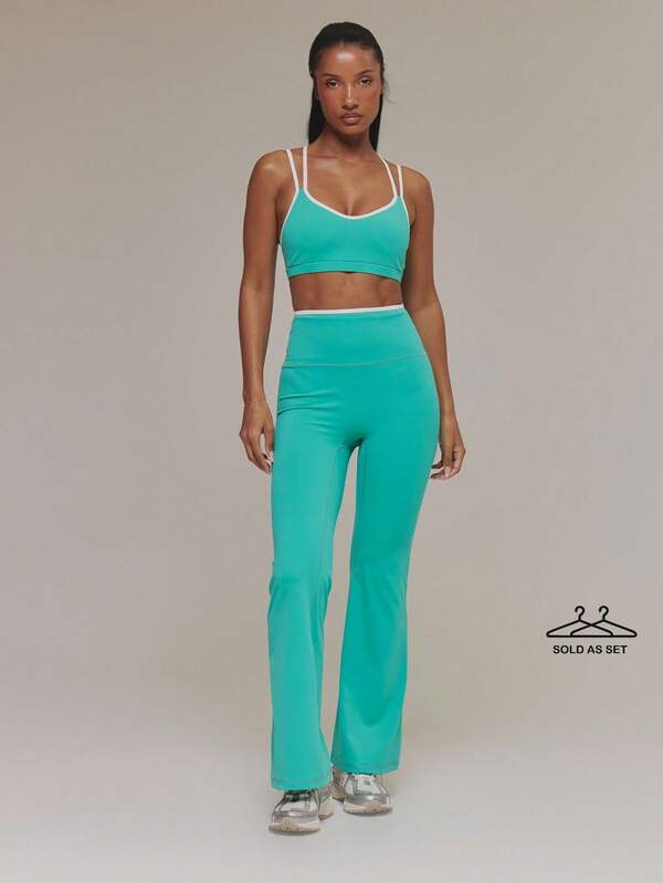 Musera Sport Ensemble de sport blanc avec détail de double sangle, soutien-gorge de sport et leggings évasés. Ensemble actif pour le sport, l'entraînement, le gym, le pilates, la fitness et l'usage quotidien décontracté. Couleur: Aqua