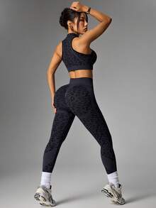 Dewbera 豹纹两件套运动服，无袖高领上衣和紧身裤 - 彩色 - 查看 3