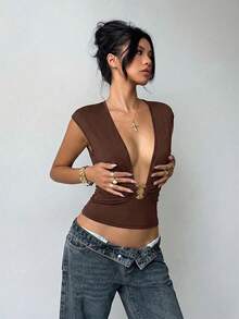 Aloruh 女款深棕色夏季性感時尚夜店風深V領金屬裝飾緊身套頭T恤，極簡優雅修身短袖上衣 - 咖啡棕 - 查看 5