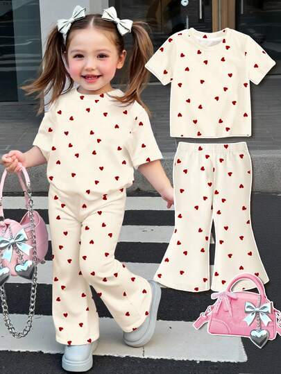 SHEIN 女婴奶油白和酒红色，甜美可爱复古迷你爱心印花图案，休闲舒适，婴幼儿图案，女婴休闲简约短袖圆领T恤和喇叭裤套装，适合春夏穿着，可爱夏季服装，夏季儿童单品，夏季外出用品，韩式风格，轻松舒适，时尚童装，Y2K，卡哇伊，派对，日常，度假，可爱，舒适，2026夏季，田园风，周末休闲，家庭出游，拍照服装