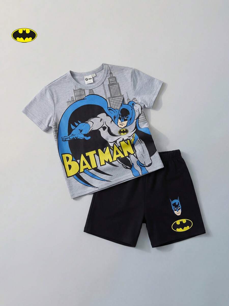 Maija Kids BATMAN X SHEIN Maija Kids 3件套男童图案针织柔软圆领短袖T恤,披肩领,松紧腰短裤套装 - 彩色 - 查看 1