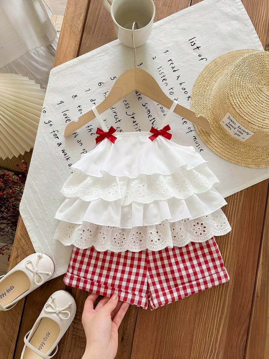 SHEIN 两件套女童叠层荷叶边吊带背心和格子宽松短裤套装,休闲可爱时尚,适合外出、拍照、公园、露营、日常穿着、派对、度假等场合。 - 紅色 - 查看 1