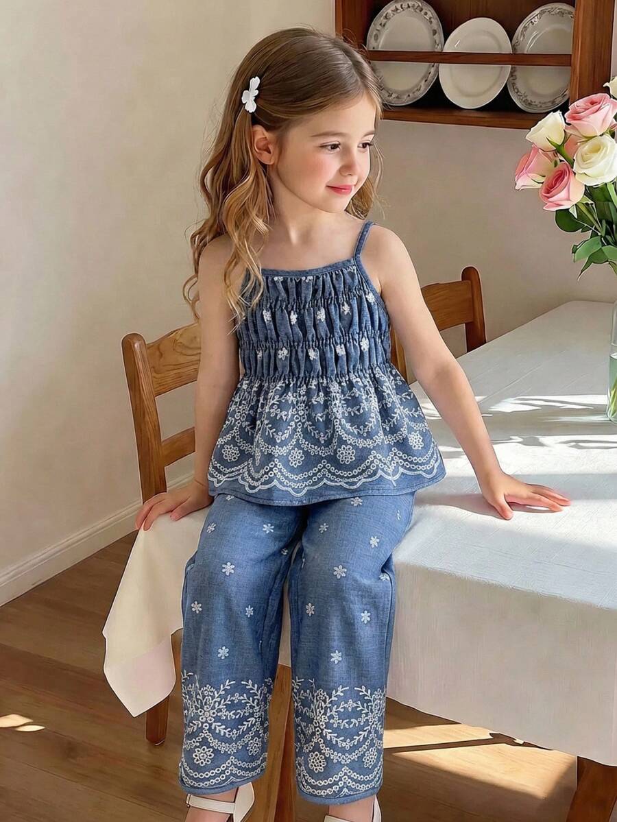 SHEIN Vintaside Kids 2件套少女碎花荷叶边吊带背心和阔腿裤套装，清新乡村风，采用柔软牛仔面料制成，适合春夏日常穿着，公园、野餐、商场、海滩度假及其他休闲场合。 - 藍色 - 查看 1