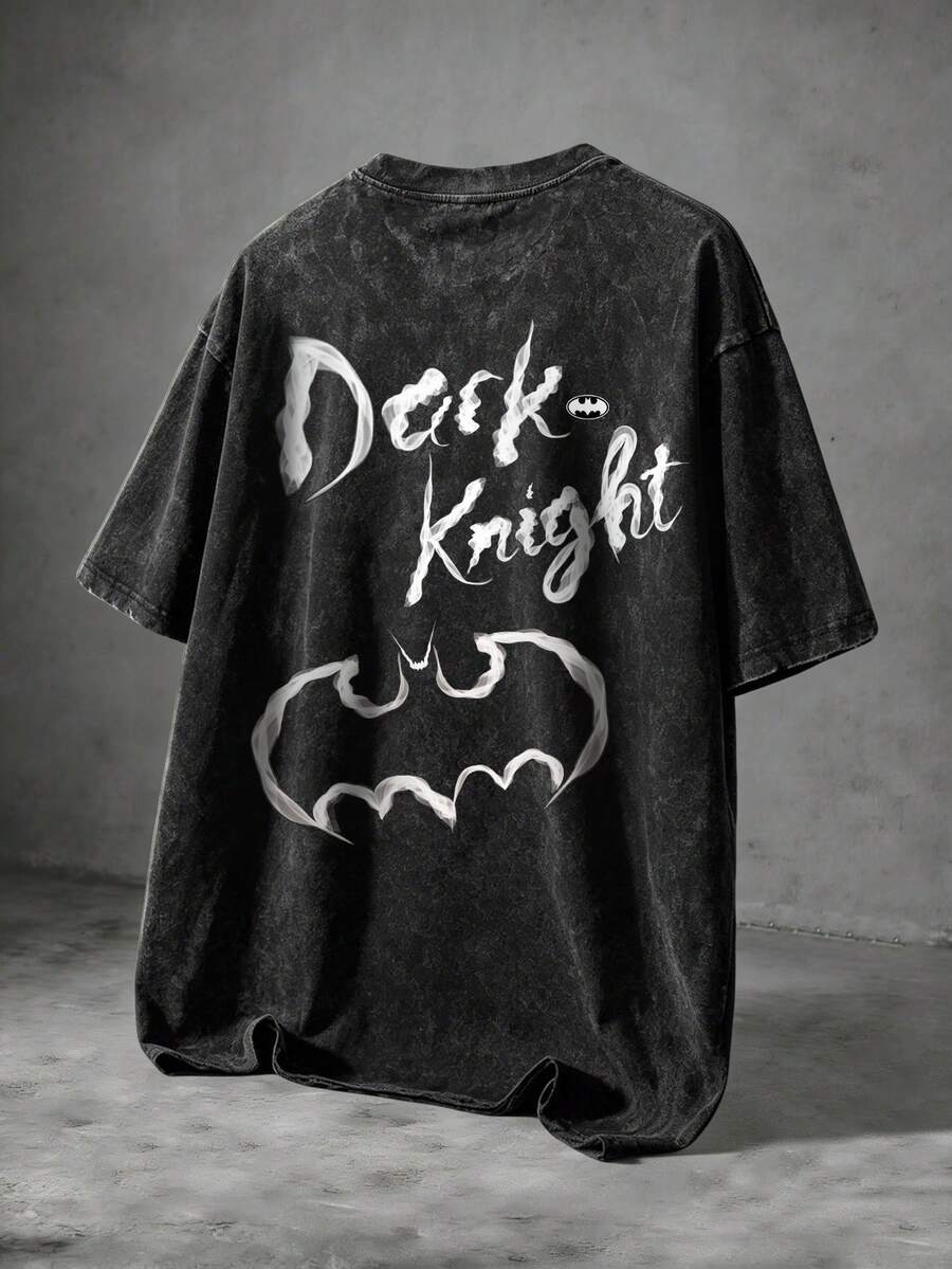BATMAN X SHEIN Manfinity EMRG Camiseta de manga corta casual de hombre con estampado de murciélago y letras, desgastada, para verano - Negro - Ver 1