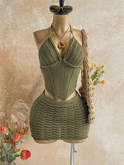 Soleia Bộ đồ hai mảnh dành cho nữ, màu trơn, kiểu cổ yếm, vạt lệch, hở lưng, gồm áo và chân váy dệt kim.