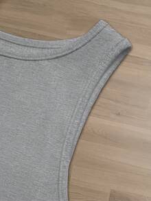 Franclia Bộ đồ 2 món phong cách thường ngày cho kỳ nghỉ: Áo tank top màu trơn và chân váy họa tiết hoa. - Màu Xám nhạt - Xem 3