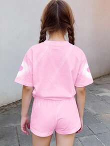 SHEIN Bộ đồ 2 mảnh tay ngắn và quần short màu hồng ombre hình trái tim, phong cách hoạt hình Hàn Quốc, K-Pop, hình ảnh nhóm nhạc nữ dễ thương, thoáng mát, tối giản, phù hợp cho mùa hè, trang phục hè dễ thương cho trẻ em, đồ dã ngoại mùa hè, phong cách Hàn Quốc, thoải mái và thời trang cho trẻ em, trang phục thường ngày mùa xuân hè, áo thun in hình cho bé, phong cách mùa hè mới, thời trang xuân hè. - Nhiều màu - Xem 2