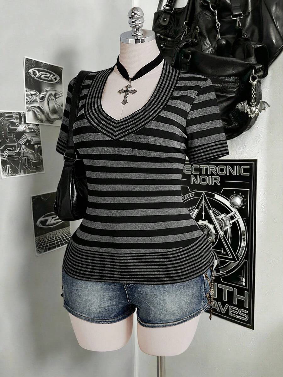 SHEIN ICON 大码女式 Y2K 黑灰条纹 V 领 T 恤 - 黑色 - 查看 1