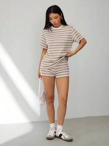 SHEIN PETITE 2件套女士宽松条纹圆领T恤和松紧腰条纹裤，春夏仿毛衣套装，春夏风格，卡其色，休闲套装，家居服，休闲睡衣，新年睡衣，亲子圣诞睡衣套装，女士休闲套装，棕色两件套，春季女装。 - 彩色 - 查看 6