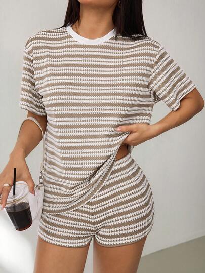 SHEIN PETITE Bộ đồ hai mảnh dành cho nữ gồm áo thun cổ tròn kẻ sọc dáng rộng và quần dài kẻ sọc cạp chun, kiểu dáng xuân/hè, màu kaki, đồ mặc nhà, đồ ngủ thường ngày, đồ ngủ năm mới, bộ đồ ngủ Giáng sinh cho bố mẹ và con cái, bộ đồ thường ngày cho nữ, bộ hai mảnh màu nâu, quần áo nữ mùa xuân.
