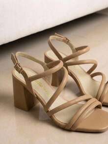 Wide Heel Sandal With Crossed Straps - Krem - View 2