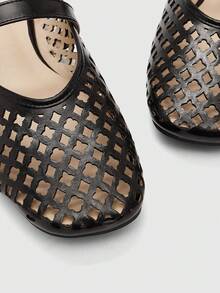 CUCCOO BIZCHIC Sepatu Flat Wanita Musim Semi dan Musim Panas Warna Hitam dengan Desain Laser, Ujung Persegi Berongga, dan Tali Pengikat, Nyaman, Lembut, dan Sederhana untuk Komuter. - Hitam - View 5