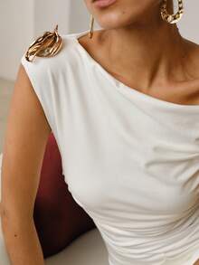 ZEYLAH SOLID ASYMMETRICAL SHOULDER METAL FLORAL DETAIL RUCHED WAIST MERMAID HEM LONG DRESS - White - View 2
