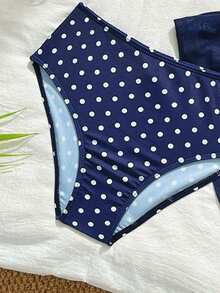 SHEIN Bộ bikini chấm bi xanh navy và trắng dành cho bé gái tuổi teen: Áo tam giác buộc dây cổ, quần tam giác, váy lưới màu xanh navy. Phong cách nghỉ dưỡng Pháp dễ thương, kín đáo và thoải mái, thích hợp cho bơi lội, hồ bơi, lướt sóng, kỳ nghỉ, lễ hội, nghỉ xuân, bãi biển. - Nhiều màu - Xem 6
