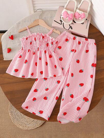 SHEIN Genkimix Kids Set de 2 piezas de niña pequeña con camiseta de tirantes y pantalones de pierna ancha con estampado de fresa, diseño de tirantes a rayas rosa y blanco, con volantes adorables, estampado completo de fresa alegre, pantalones de pierna ancha sueltos y cómodos, adecuado para verano, casual, parque infantil, fiesta, actividades familiares