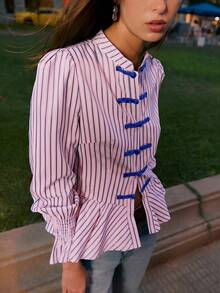 2026 Blusa a rayas con elegante cuello mao, silueta ajustada con peplum y puños fruncidos con estilo, que ofrece una opción refinada y femenina para el invierno de las mujeres, perfecta para estilos formales, uso diario pulido, looks festivos de verano y conjuntos sofisticados de primavera. - Rosa - Ver 2