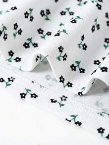 SHEIN Essnce Bộ đồ nữ cỡ lớn thời trang xuân/hè thoải mái, co giãn, gồm áo thun trắng tay ngắn và áo hai dây đen in hoa, váy ngắn ôm sát, trang phục mùa hè, bộ đồ dễ thương tôn dáng. - trắng - Xem 4