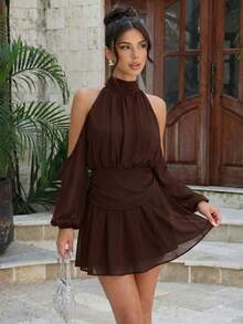 Vestido mini elegante de mujer de gasa con hombros abiertos y cuello halter, adecuado para citas, salidas nocturnas y vacaciones de verano - Marrón - Ver 4