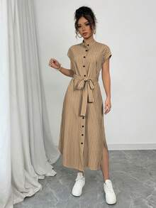 Vestido camisero corto de rayas azules con bolsillos, lazo y aberturas, de estilo tranquilo y elegante, apropiado para conciertos de graduación, negocios casuales, estilo old money, vacaciones y tiempo libre en primavera y verano de 2025 - Caqui - Ver 3