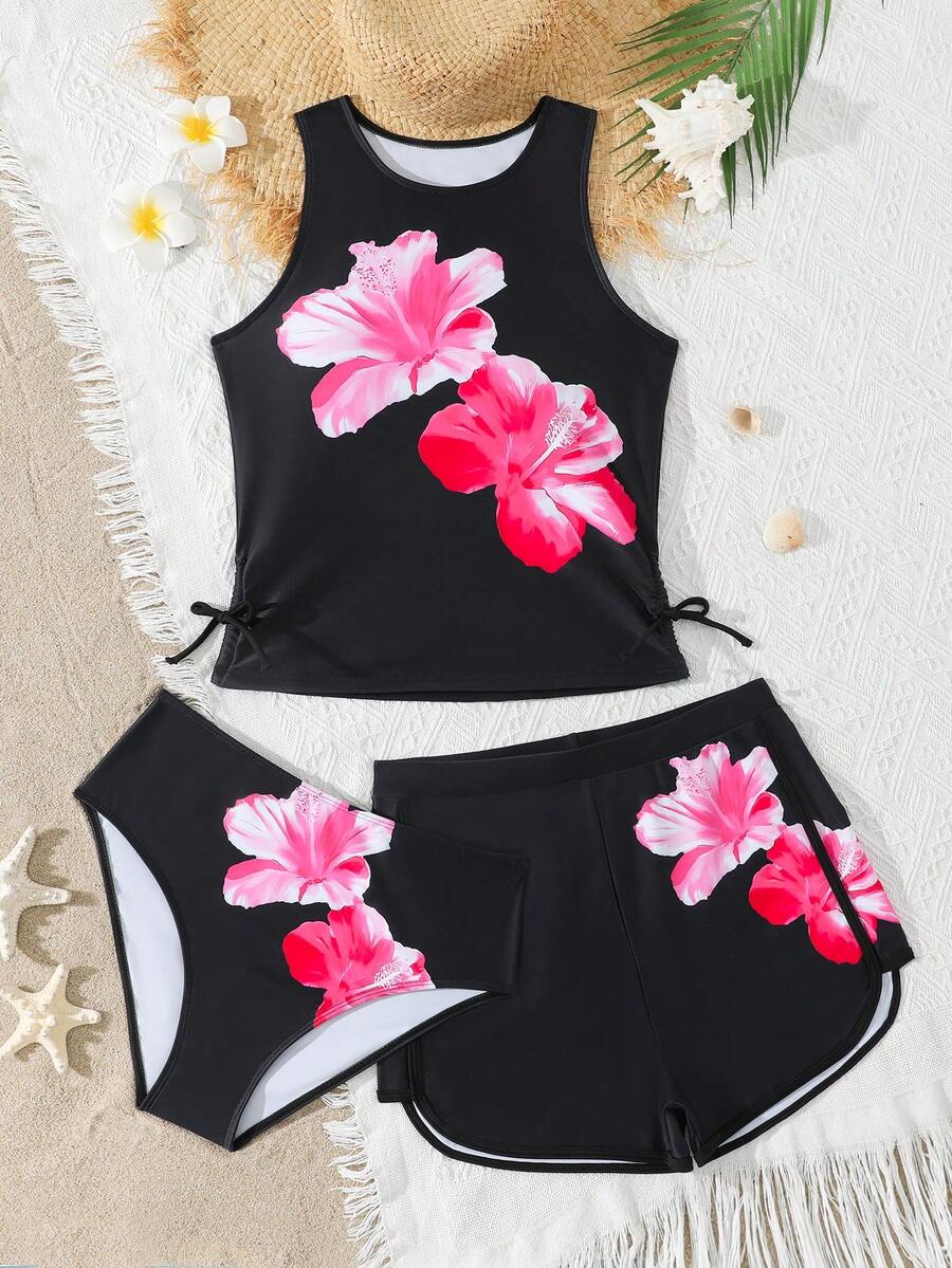SHEIN 少女三件套吊带泳衣套装,黑色底粉色花卉印花,包含吊带露脐上衣、侧边系带可调节泳裤和保守短裤,面料柔软亲肤,适合海滩、度假和游泳。 - 黑色 - 查看 1