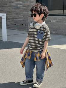 SHEIN Streecool Kids 两件套男童条纹印花圆领T恤搭配水洗牛仔裤。T恤采用圆领设计，搭配牛仔布口袋细节，与水洗牛仔裤面料相得益彰，展现独特风格。简约时尚的设计彰显男孩的个人魅力，适合日常休闲和校园穿着，满足不同季节的穿着需求。 - 灰色 - 查看 9
