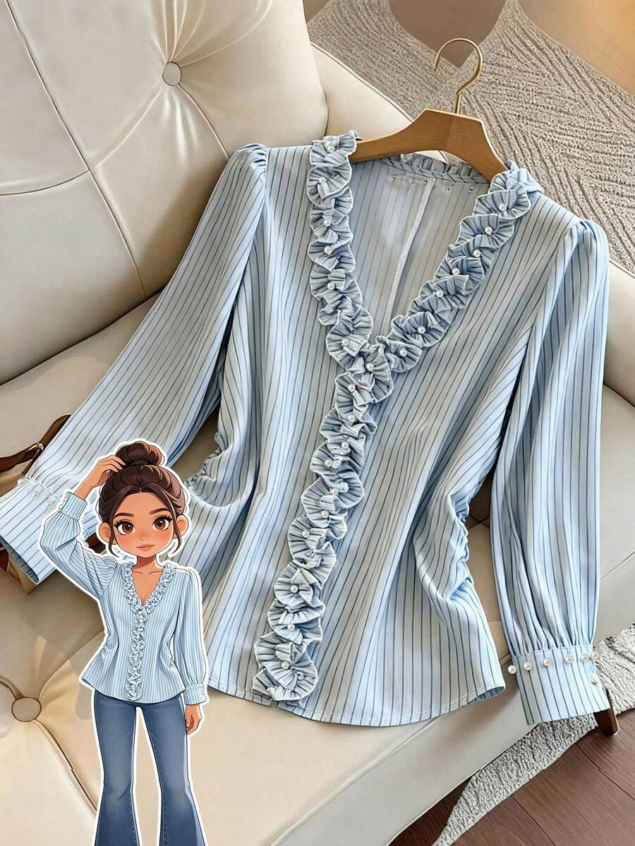 GlowEve CURVE Elegante gestreifte Bluse mit V-Ausschnitt, Rüschen, Perlendekor und Langarm für Damen in Große Größen, geraffter Plisseedetail, geeignet für den Büroalltag und den täglichen Gebrauch - Verschiedenfarbig - Übersicht 1