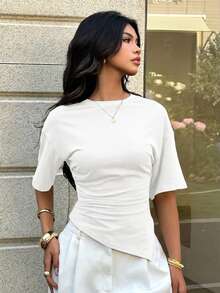 Camiseta casual y versátil de mujer en color marrón, camiseta de verano, camiseta de cuello redondo, camiseta asimétrica con cintura ceñida - Blanco - Ver 4