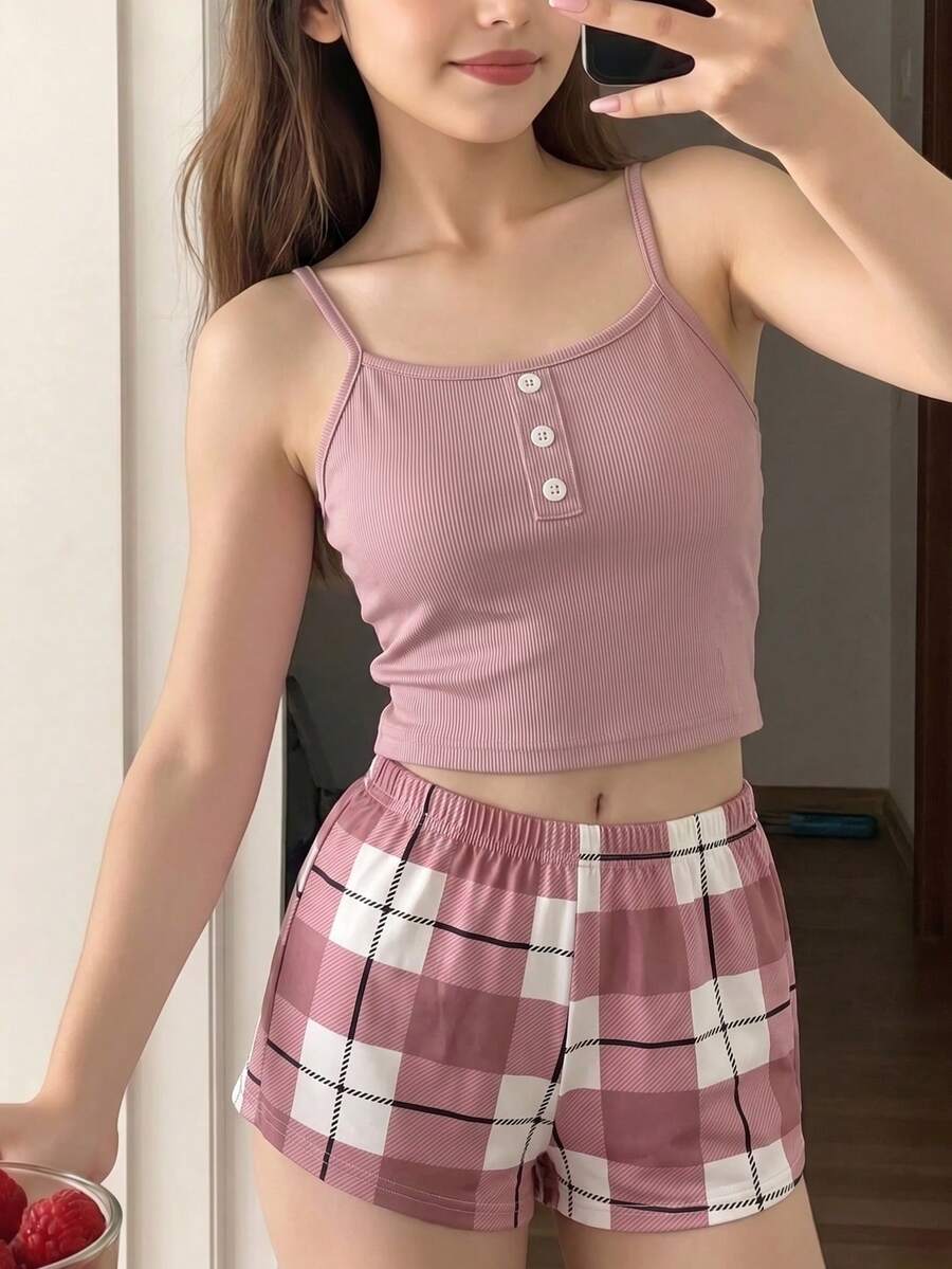 2件組青少年女孩衣著,包含一件灰粉色純色羅紋細肩帶方領無袖上衣與粉色白色格紋短褲。這款輕盈夏季睡衣採用柔軟面料製成,適合在家舒適放鬆,舒適休閒居家服,非常適合日常睡衣穿著 - 粉色 - 查看 1