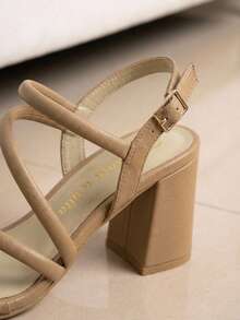 Wide Heel Sandal With Crossed Straps - Krem - View 4