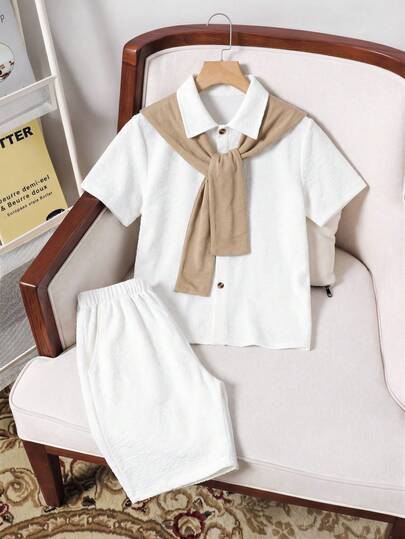 SHEIN Bộ 3 món dành cho bé trai/thiếu niên, kiểu dáng lịch lãm, chất liệu vải dệt họa tiết, gồm áo polo cổ bẻ tay ngắn và quần short rộng, kèm khăn quàng cổ. Thích hợp cho đi làm, đi học, mặc thường ngày, đi nghỉ mát, chơi thể thao, tiệc sinh nhật, tiệc tối, đám cưới, mùa xuân/hè/thu/đông.