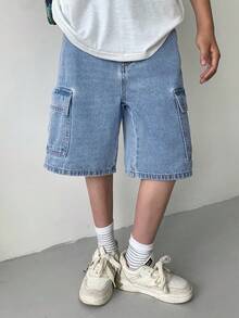 SHEIN Little Byeori 这款青少年男孩时尚休闲 Y2K 复古酷炫工装口袋设计牛仔短裤，采用水蓝色宽松舒适的工装牛仔面料，适合日常穿着、夏季、锐舞音乐节和海滩休闲穿着。 - 中等水洗藍 - 查看 6