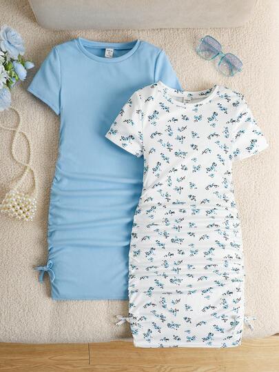 SHEIN Bộ 2 món đồ mặc thường ngày cho bé gái tuổi teen, bao gồm: Áo thun ngắn tay ôm dáng họa tiết hoa nhí với nơ nhún bên hông và váy liền thân không tay phối màu họa tiết hoa nhí, phong cách đường phố thường ngày, thích hợp cho mùa hè.