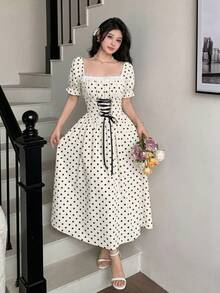 SHEIN PETITE 法式白色黑波點復古夏季野餐長洋裝，花卉拼接荷葉領花瓣袖綁腰束腰繫帶馬甲式長裙，適合嬌小女性 - 黑與白 - 查看 5