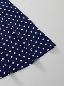 SHEIN Đầm chấm bi cổ điển cho bé gái, chất liệu vải mềm mại (cổ vuông tay phồng eo + dây đeo eo + nền xanh dương họa tiết chấm bi trắng), phù hợp cho nhiều mùa, họa tiết chấm bi cổ điển kết hợp với kiểu dáng retro cho mặc hàng ngày/hẹn hò, chân váy rộng dễ phối đồ, tạo nên vẻ ngoài dịu dàng, nữ tính cổ điển. - Màu xanh hải quân - Xem 5