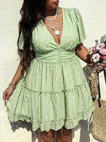 SHEIN SunnyBelle فستان قصير بأكمام قصيرة مزخرف بزهور صغيرة للنساء ذوات الحجم الكبير - أخضر - مشاهدة 5