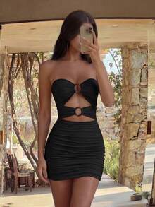 Vestido corto de tubo con detalle de anillo en O, frente recortado y drapeado para mujer, atuendo para fiesta - Negro - Ver 1