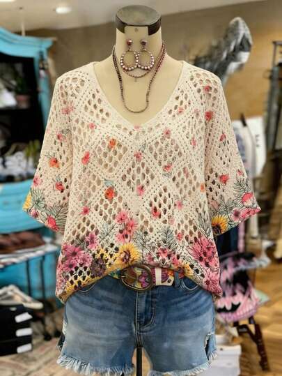 EMERY ROSE Plus-Size Women's Spring/Summer Casual Wear: Simple, Versatile, And Retro Style. Featuring A Random Sunflower Print, Openwork Crochet Detailing, And A V-Neck, This Loose-Fitting Plus-Size Knit Top Is Perfect For Spring And Summer.