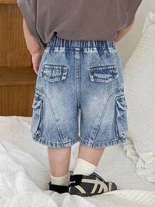 SHEIN Little Byeori Shorts jeans cargo azul, estilo casual e despojado, com bolso lateral, para bebês meninos. Perfeito para a primavera/verão, uso diário, festas, praia, formaturas, férias de verão e muito mais. Ideal para meninos de 2 anos, com estampas e estilo casual. - Lavagem leve - Ver 2