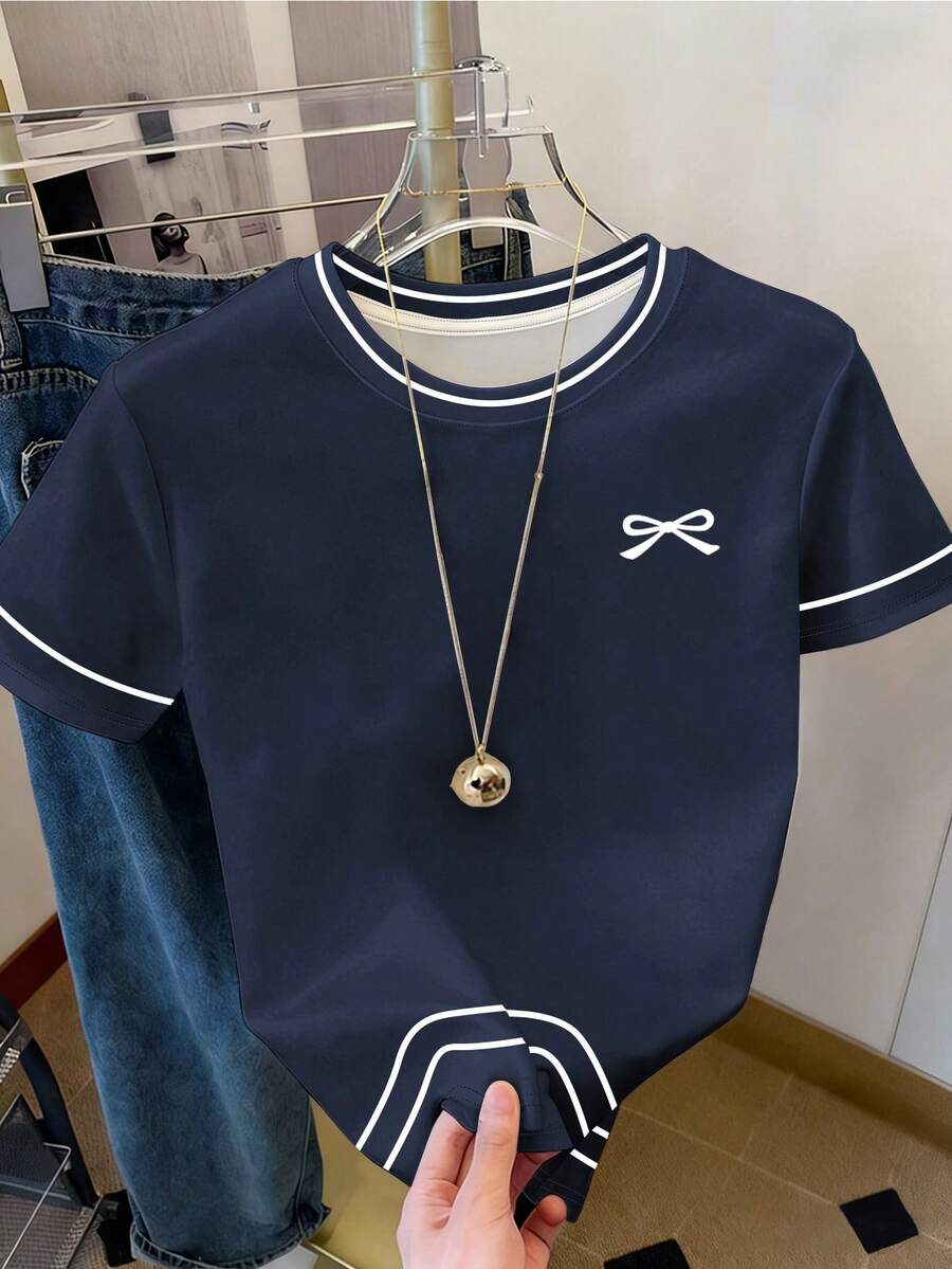 Resyla Áo thun nữ dáng regular fit, thiết kế nơ tối giản, kiểu dáng casual đa năng cho mùa hè, họa tiết trang nhã, phù hợp mặc hàng ngày, đi chơi, mua sắm, du lịch. - Nhiều màu - Xem 1