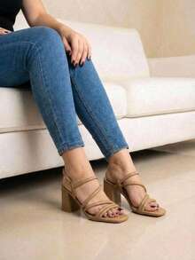 Wide Heel Sandal With Crossed Straps - Krem - View 6