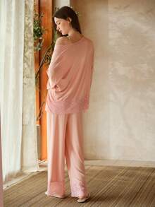 MOTF PREMIUM 女士性感睡衣三件套，包括蕾丝边吊带背心、短裤和外套，采用柔软的莫代尔棉面料制成。 - 藕粉色 - 查看 4